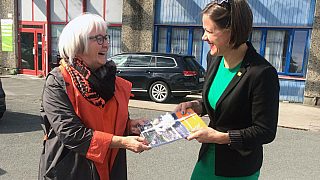 Etatsdirektør Ellen S. de Vibe overrekker «Strategisk plan for Hovinbyen» til byråd for byutvikling Hanna Marcussen.