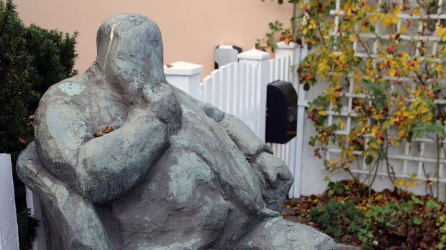 Statue av Christian Krogh utenfor Halvdan Svartes gate 48.