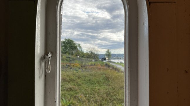 Strandrestaurantens små vinduer vitner om den tidligere bruken som badehus