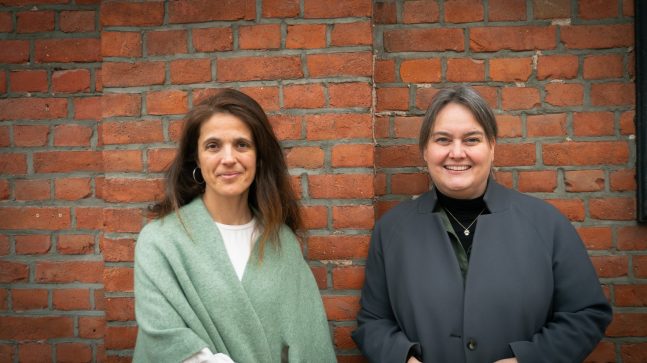 Byantikvar Ellen Hole (t.h.) og antikvar Sigrid Varfjell.